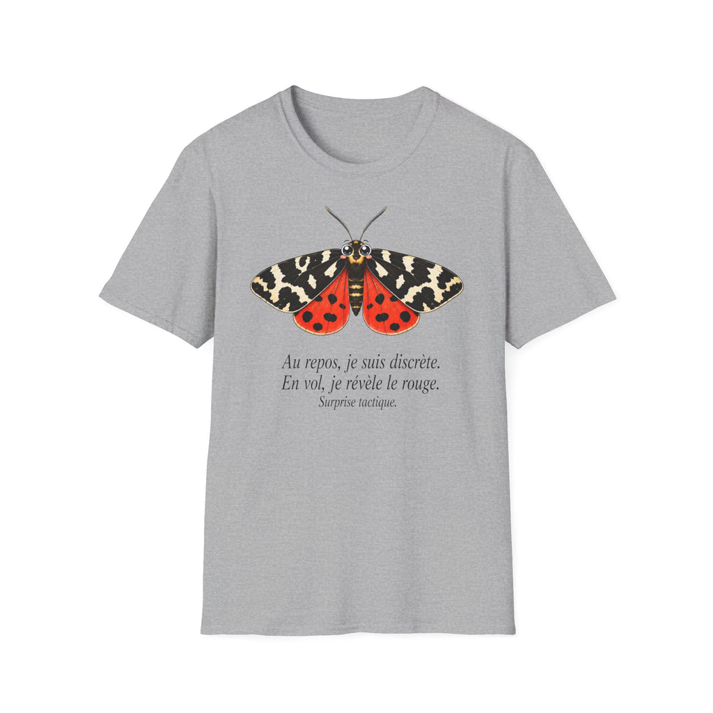 T-shirt illustré avec papillon de nuit — « Au repos, je suis discrète. En vol, je révèle le nuage. »