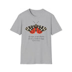 T-shirt illustré avec papillon de nuit — « Au repos, je suis discrète. En vol, je révèle le nuage. »