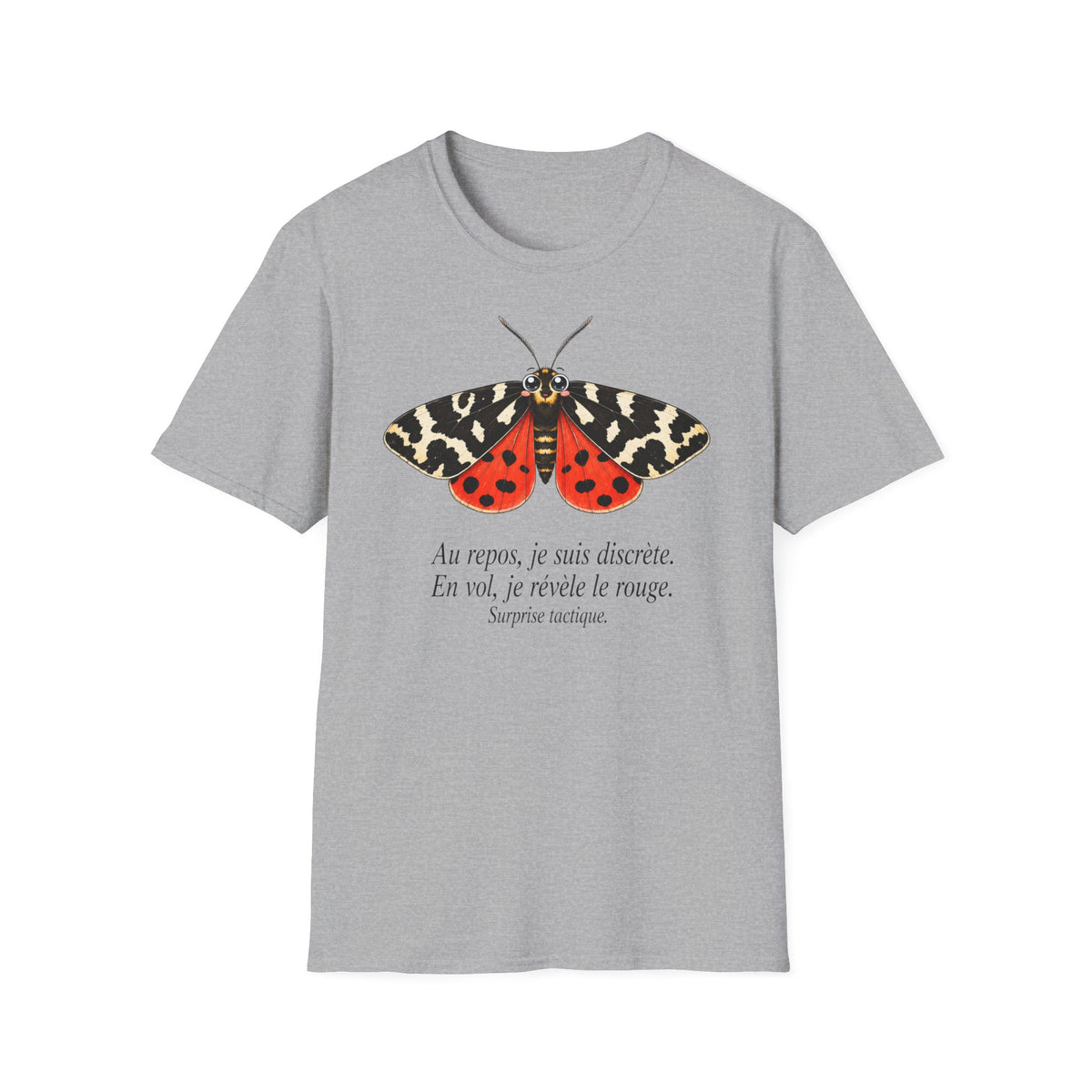 T-shirt illustré avec papillon de nuit — « Au repos, je suis discrète. En vol, je révèle le nuage. »