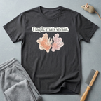 T-shirt floral « Fragile mais vivant. » — T-shirt citation française avec illustration botanique pastel