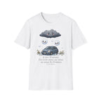 T-shirt — Nuage de pluie mignon avec gouttes de pluie tristes et voiture — Illustration météo drôle et adorable