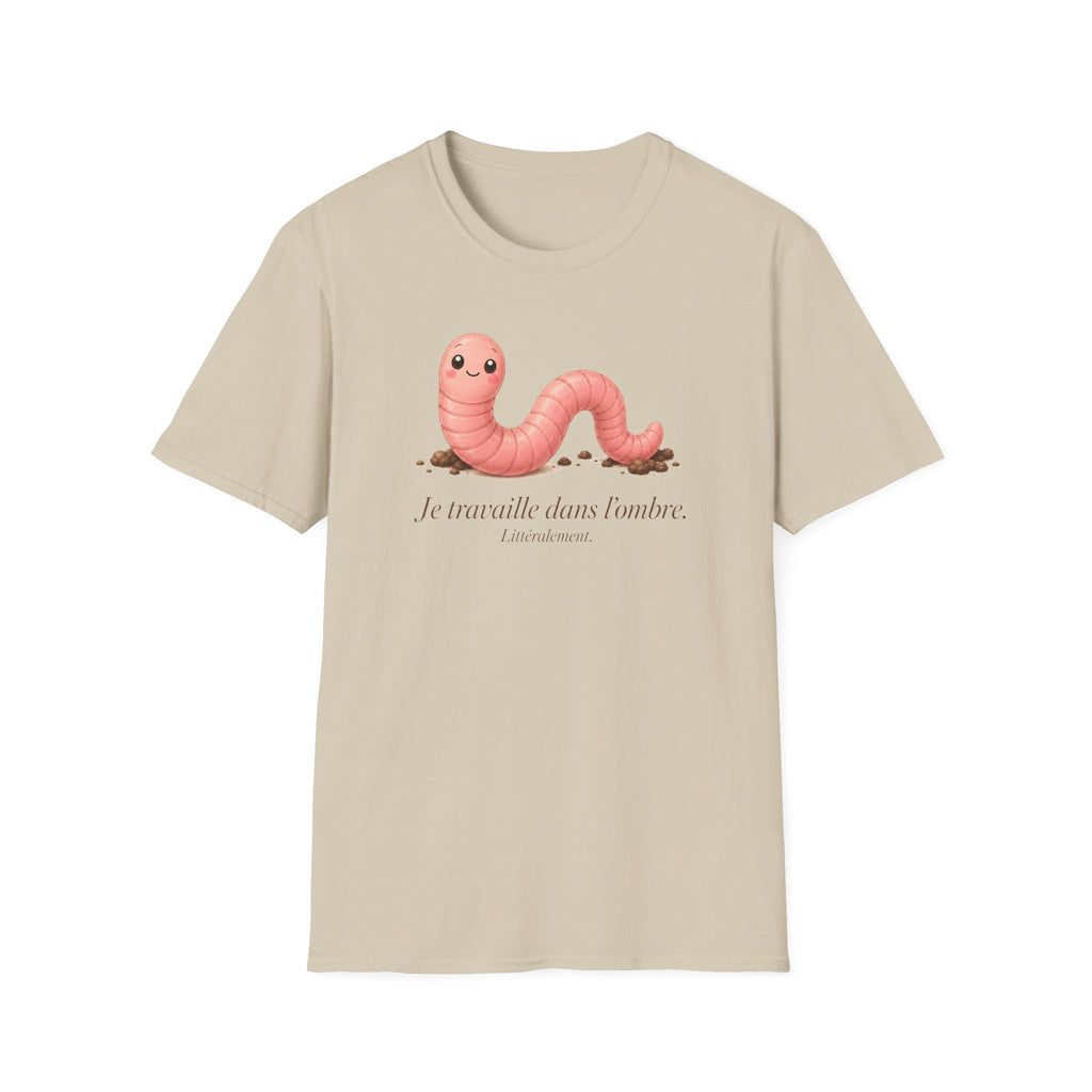 T-shirt avec ver de terre mignon — « Je travaille dans l’ombre »