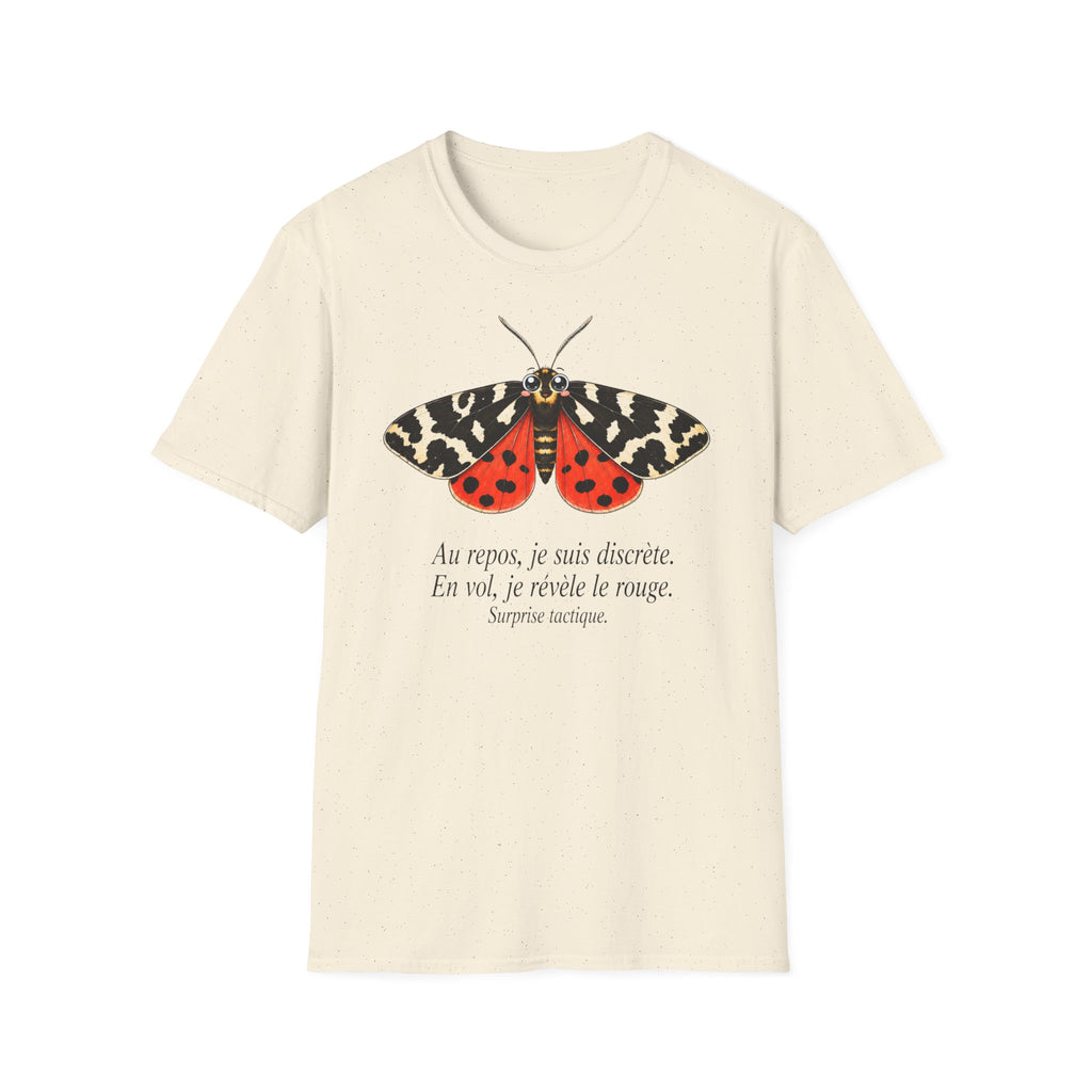 T-shirt illustré avec papillon de nuit — « Au repos, je suis discrète. En vol, je révèle le nuage. »
