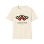 T-shirt illustré avec papillon de nuit — « Au repos, je suis discrète. En vol, je révèle le nuage. »