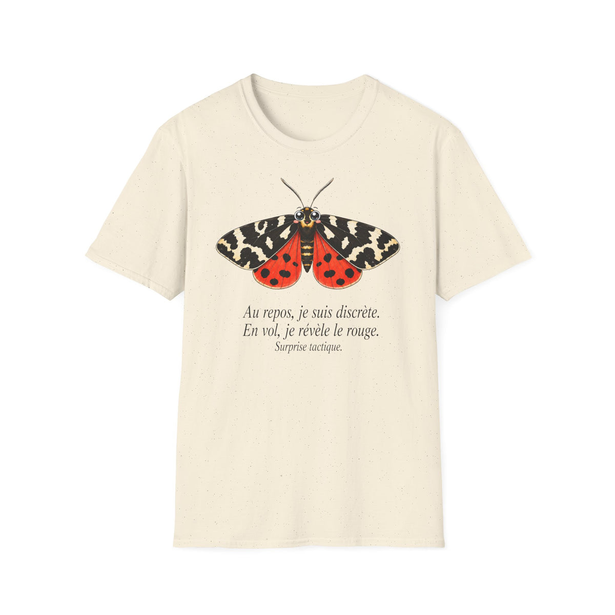 T-shirt illustré avec papillon de nuit — « Au repos, je suis discrète. En vol, je révèle le nuage. »