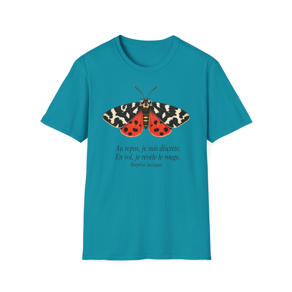 T-shirt illustré avec papillon de nuit — « Au repos, je suis discrète. En vol, je révèle le nuage. »