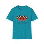 T-shirt illustré avec papillon de nuit — « Au repos, je suis discrète. En vol, je révèle le nuage. »