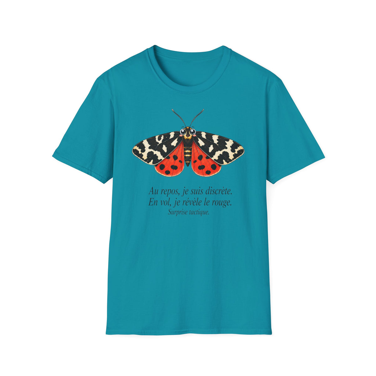 T-shirt illustré avec papillon de nuit — « Au repos, je suis discrète. En vol, je révèle le nuage. »