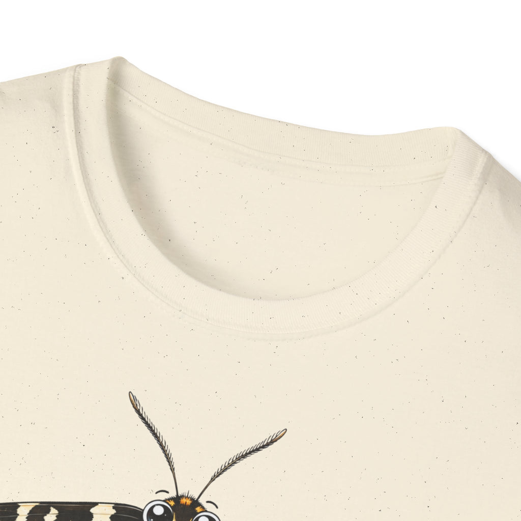 T-shirt illustré avec papillon de nuit — « Au repos, je suis discrète. En vol, je révèle le nuage. »